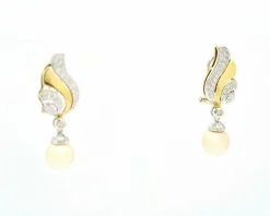 Boucles d'oreilles en or jaune et blanc avec perles et diamants