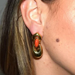 BOUCLES D'OREILLES EN OR JAUNE 18 KT - 15 g - CORAIL - signées ''IL GIOIELLO''