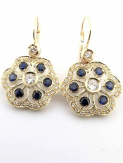 Boucles d'oreilles en or jaune avec saphirs et diamants