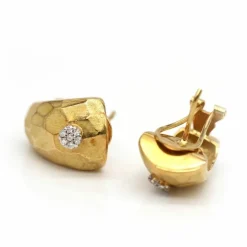 Boucles d'oreilles en or jaune et blanc mat avec diamants