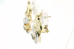 Boucles d'oreilles en or jaune et blanc serties de saphirs et de diamants