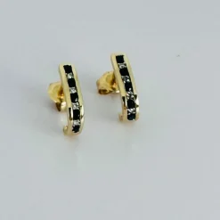 Boucles d'oreilles en or jaune avec diamants et saphir bleu