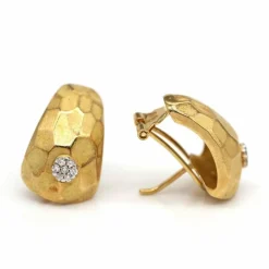 Boucles d'oreilles en or jaune et blanc mat avec diamants