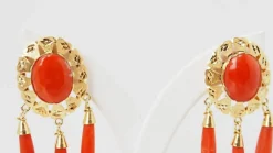 Boucles d'oreilles en or jaune et corail