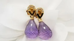 Boucles d'oreilles en or jaune, améthystes briolettes et diamants