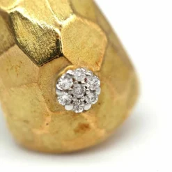 Boucles d'oreilles en or jaune et blanc mat avec diamants