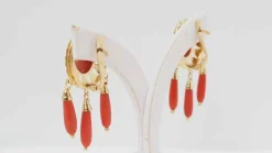 Boucles d'oreilles en or jaune et corail
