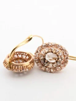Boucles d'oreilles en or jaune avec couronne de diamants taille rose