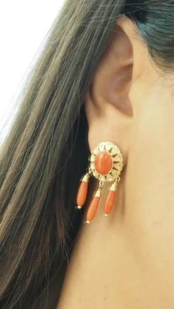 Boucles d'oreilles en or jaune et corail