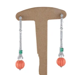 Boucles d'oreilles en or, émeraude et corail gadronné