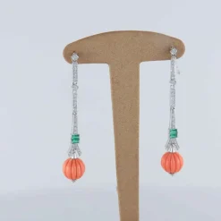 Boucles d'oreilles en or, émeraude et corail gadronné