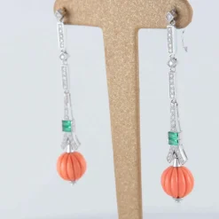 Boucles d'oreilles en or, émeraude et corail gadronné