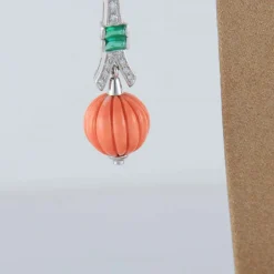 Boucles d'oreilles en or, émeraude et corail gadronné