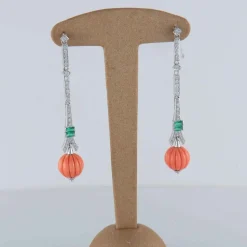Boucles d'oreilles en or, émeraude et corail gadronné