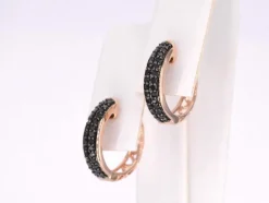 Boucles d'oreilles en or rose avec diamant noir