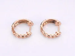 Boucles d'oreilles en or rose avec diamant noir
