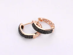 Boucles d'oreilles en or rose avec diamant noir