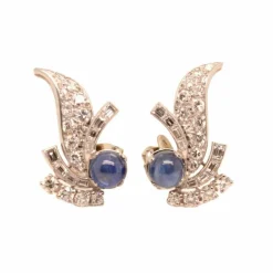 Boucles d'oreilles en platine serties de diamants et de saphirs