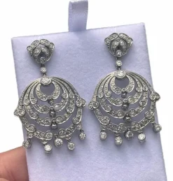 Boucles d'oreilles en platine de style Art Déco avec diamants.