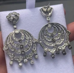 Boucles d'oreilles en platine de style Art Déco avec diamants.