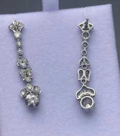 Boucles d'oreilles en platine de style Art Déco avec diamants.
