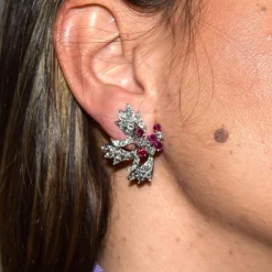 BOUCLES D'OREILLES EN PLATINE - RUBIS ET DIAMANTS NATURELS