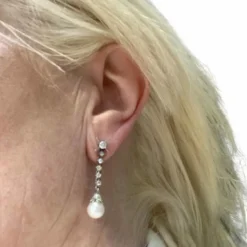 Boucles d'oreilles en platine avec diamants et perle