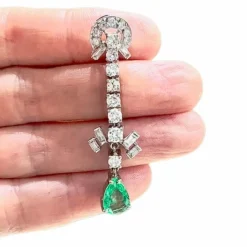 Boucles d'oreilles en platine des années 1950 avec diamants et émeraudes