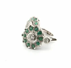 Boucles d'oreilles en platine avec émeraudes et diamants