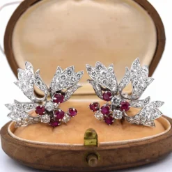 BOUCLES D'OREILLES EN PLATINE - RUBIS ET DIAMANTS NATURELS