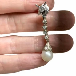 Boucles d'oreilles en platine avec diamants et perle