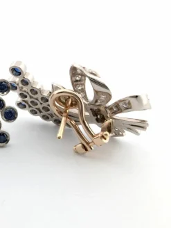Boucles d'oreilles en platine avec des saphirs et des diamants