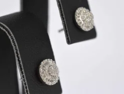 Boucles d'oreilles entourage en or blanc avec diamants