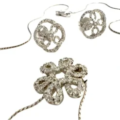 Boucles d'oreilles et collier contemporains en or sertis de diamants
