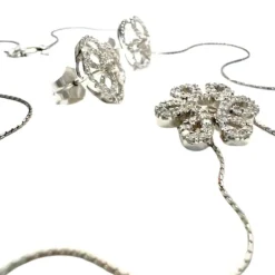 Boucles d'oreilles et collier contemporains en or sertis de diamants