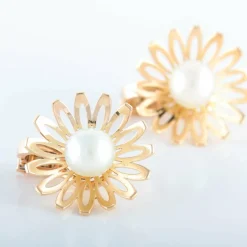 BOUCLES D’OREILLES FLEUR OR JAUNE ET PERLE