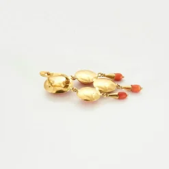 Boucles d'oreilles girandole or jaune et corail