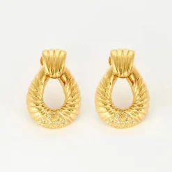 Boucles d'oreilles godron en or jaune et diamants.