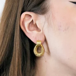 Boucles d'oreilles godron en or jaune et diamants.