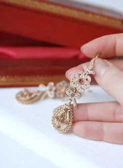 Boucles d'oreilles gouttes, perles et rubis sur or rose