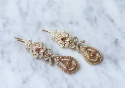 Boucles d'oreilles gouttes, perles et rubis sur or rose