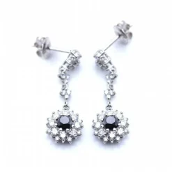 Boucles d'oreilles longues avec diamants.