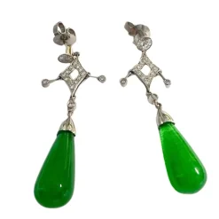 Boucles d'oreilles longues en platine de style Art Déco avec diamants et jadéites