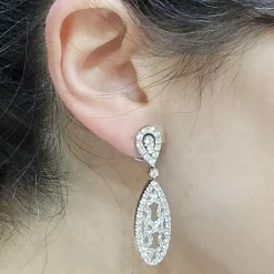 Boucles d'oreilles longues en or blanc et diamants