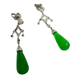 Boucles d'oreilles longues en platine de style Art Déco avec diamants et jadéites