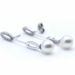 Boucles d'oreilles longues en or blanc et perles