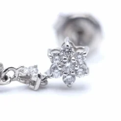 Boucles d'oreilles longues avec diamants.