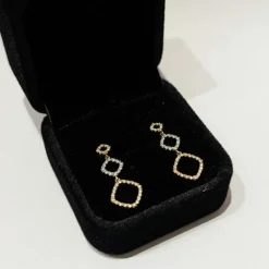 Boucles d’oreilles longues or jaune diamants