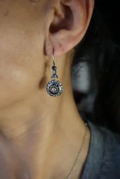 Boucles d'oreilles marguerite or, saphirs et diamants