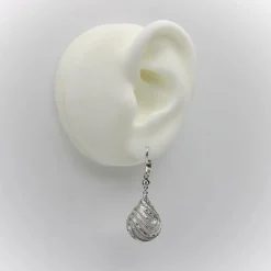Boucles d'oreilles or blanc, diamants, cristal de roche, monture cage gravée à la main